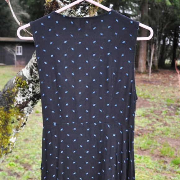 Universal Threads Summer Wrap Dress - Picture 6 of 6